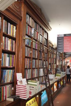 Внутри книжного магазина