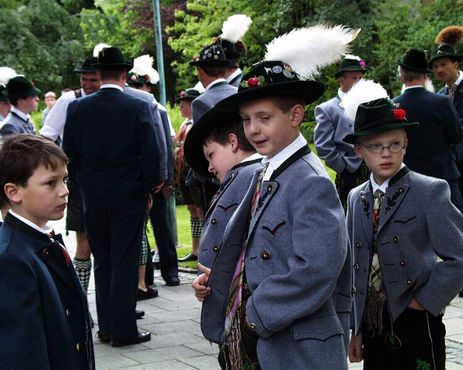 Мальчики в баварских костюмах