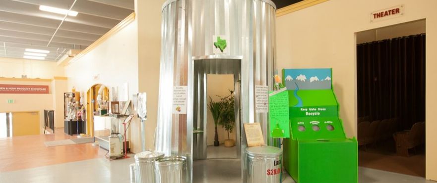 Огромный мусорный бак