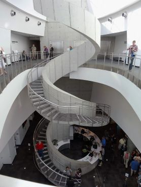 Центральная лестница музея