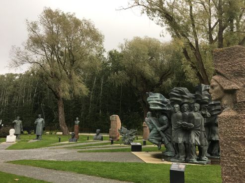 Кладбище советских статуй