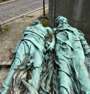 Памятник воздухоплавателям Джозефу Кроче-Спинелли и Теодору Сивелю