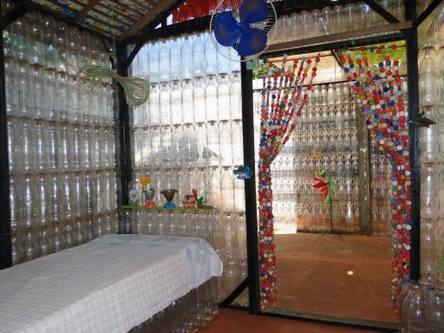 Дом из пластиковых бутылок