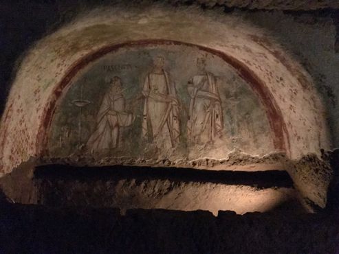 Гробница V или VI века, на фреске изображены Святой Пётр, умерший Пасценций и Святой Павел