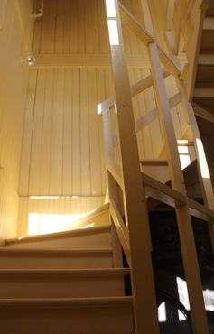 Деревянная лестница, ведущая в башню