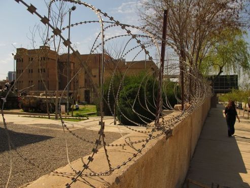 Снаружи тюрьмы Амна-Сурака
