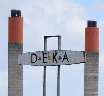 Знак в окружении пары культовых дымовых труб электростанции Хантли