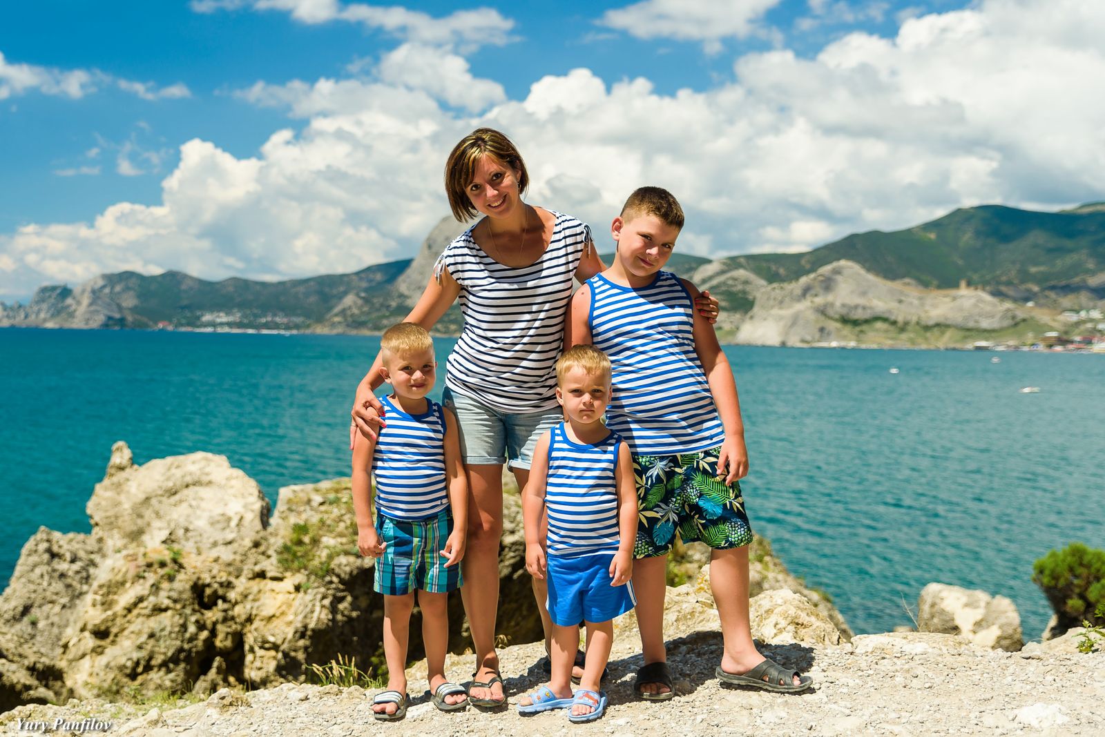 Фото с четырьмя детьми на море. Куда можно поехать в Симферополе с детьми. Куда можно поехать с ребенком 11 лет к морю. Куда можно сходить поехать с ребенком 11 лет на море какое.
