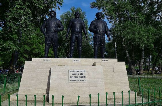 Памятник трём знаменитым борцам у арены «Кыркпынар»