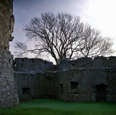 Хорошо сохранившиеся стены замка Фиддон