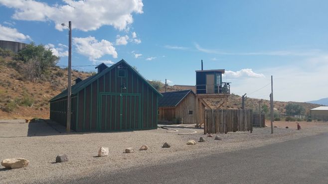 Воссозданные бараки и вышка