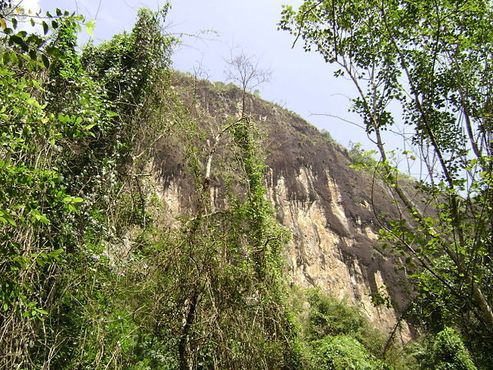 Скальная пещера Пахиянгала. Вид с тропы, ведущей к ней