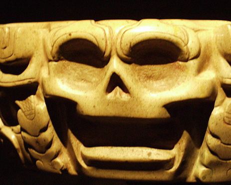 Каменный хомут с черепом доклассической цивилизации тотонаков