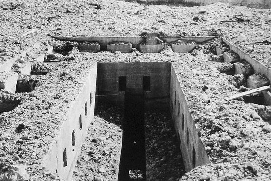 Бетонная плита, через которую должен был вестись огонь из орудий «Фау-3». На сегодня снесена