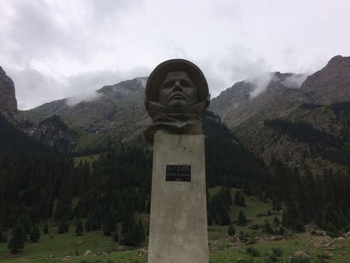 Другой памятник Гагарину