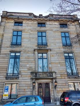 Дом с пятнами крови