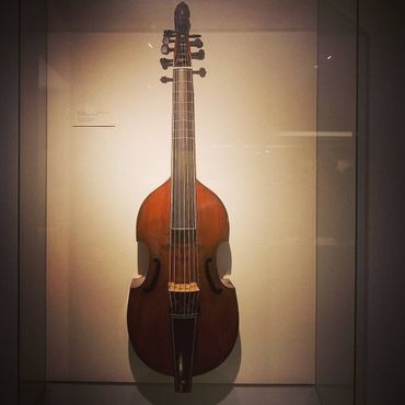 Контрабас XVII века в коллекции музыкальных инструментов Йельского университета