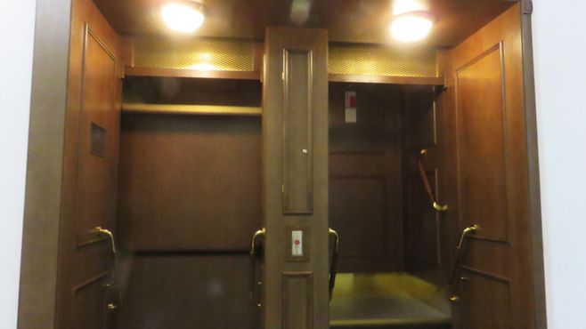 Лифт-патерностер в мэрии Праги