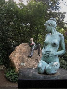 Недалеко от Уайльда стоит статуя, изображающая его жену Констанс