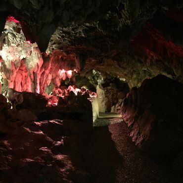 Одна из главных пещерных галерей (сейчас закрыта)
