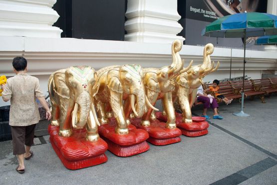 Фигуры священных слонов в святилище Эраван