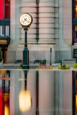 Часы на фонарном столбе отражаются в фонтане Генри Воллмана Блоха