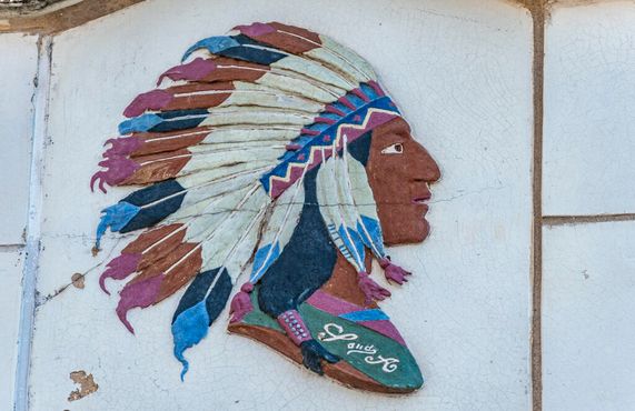 Голова индейца — логотип киностудии «Эссеней», слева от входа