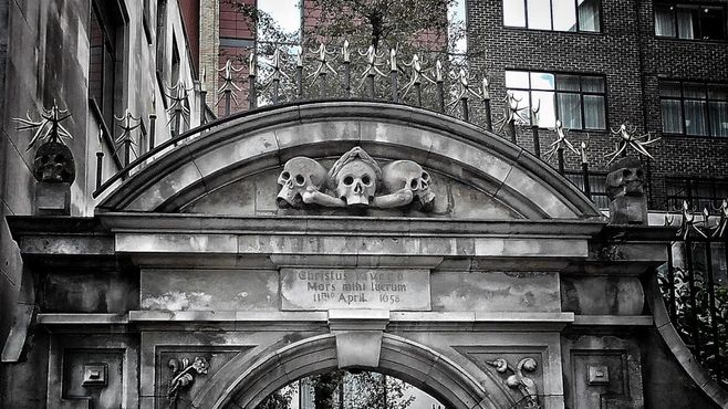 Ворота на кладбище