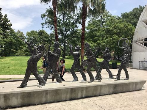 Скульптура, прославляющая роль площади Конго в рождении джаза.