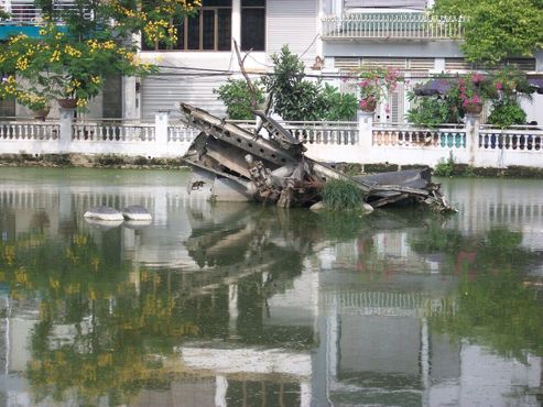 Памятник крушению бомбардировщика «B-52» в озере Хуу-Тьеп