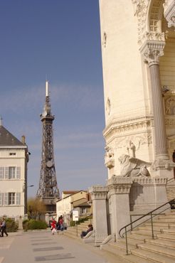 Вид на башню со ступеней базилики