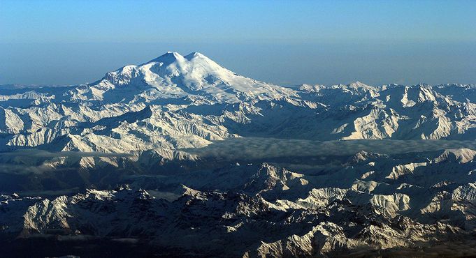 Гора Эльбрус и Кавказские горы с юга