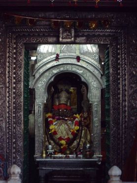 Идол Брахмы внутри храма в Пушкаре.