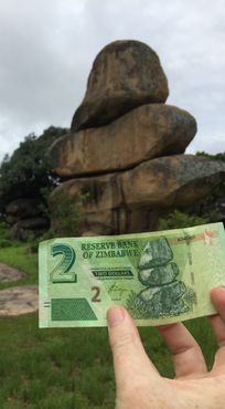 Балансирующие скалы Хараре и банкнота Зимбабве