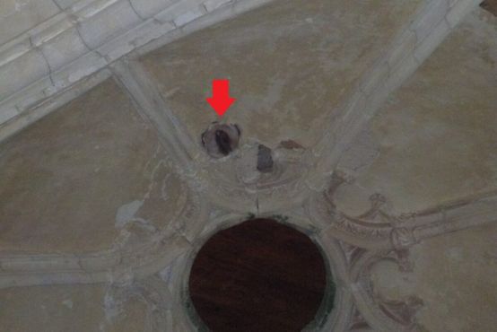 Дыра от миномётного снаряда в потолке