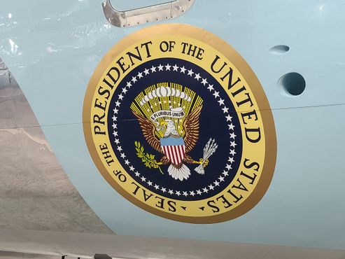Президентская печать на самолете SAM26000