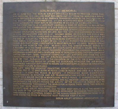 Мемориальная доска у памятника воздушному мосту, авиабаза Рейн-Майн