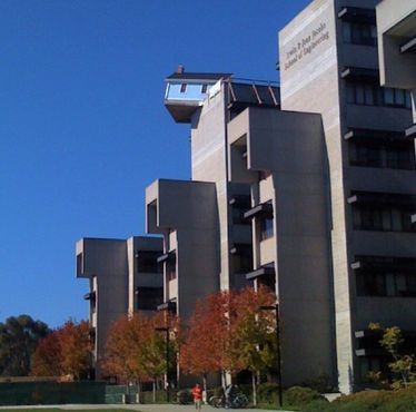 Инсталляция находится на крыше инженерной школы, нависая над кампусом на уровне 7-го этажа
