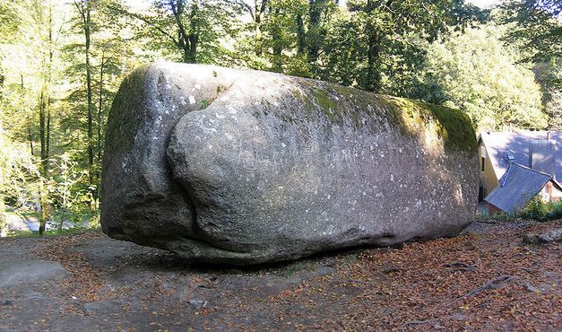 Качающийся камень