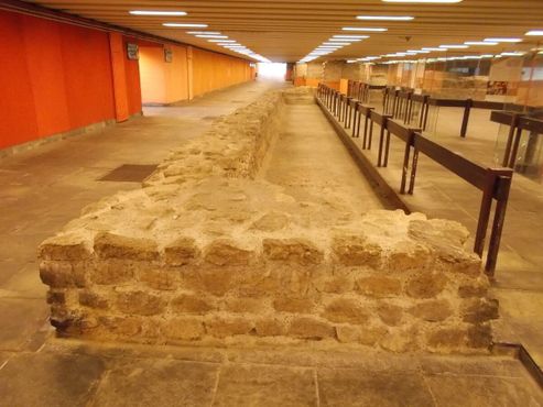 Римские бани, стена в подземном переходе площади Флориан