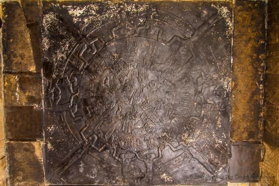 Зодиак Дендеры (точная копия) внутри часовни Осириса