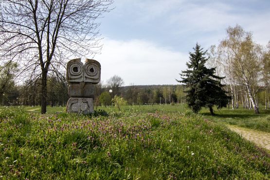 Каменная скульптура в мемориальном парке