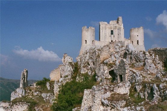 Крепость и руины небольшой средневековой деревни