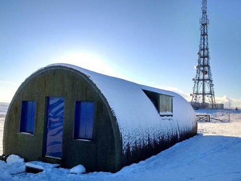 Радиомачта и хижина Ниссена времён Второй мировой войны