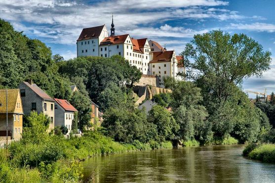 Вид на замок Кольдиц с реки Мульде