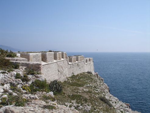 Крепостные стены у Средиземного моря