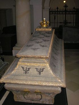 Саркофаг, украшенный прусскими орлами