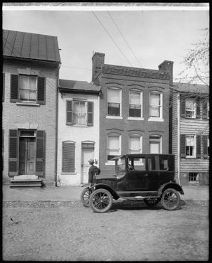 Узкий дом всегда был местной достопримечательностью. Фото примерно 1910-1926 гг.