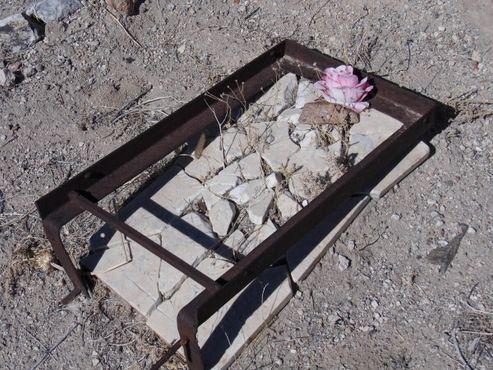 Разбитое надгробие в рамке