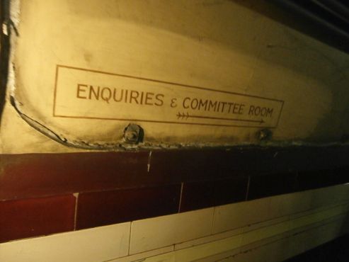 Знаки, указывающие на помещения, которые когда-то размещались в туннелях